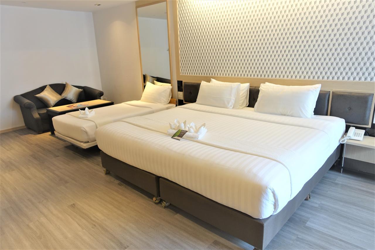 Three Sukhumvit Hotel Bangkok Exterior foto